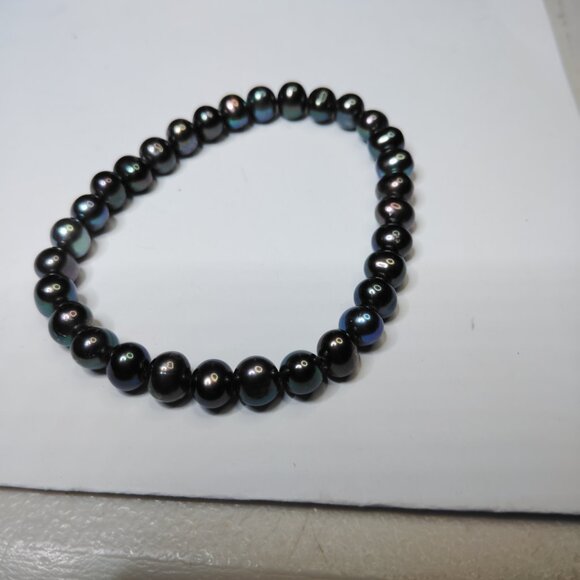 Real Peacock Pearl Stretch Bracelet – Iridescent Freshwater Pearls - Picture 4 of 7